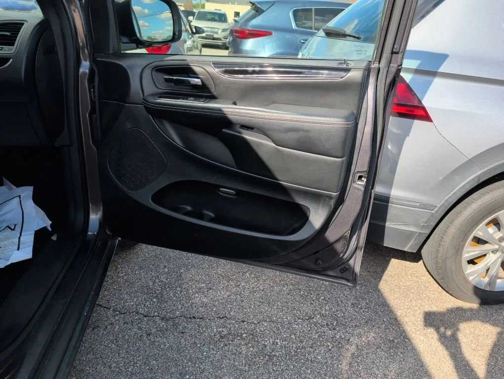 Used 2018 Dodge Grand Caravan SE FWD image 19