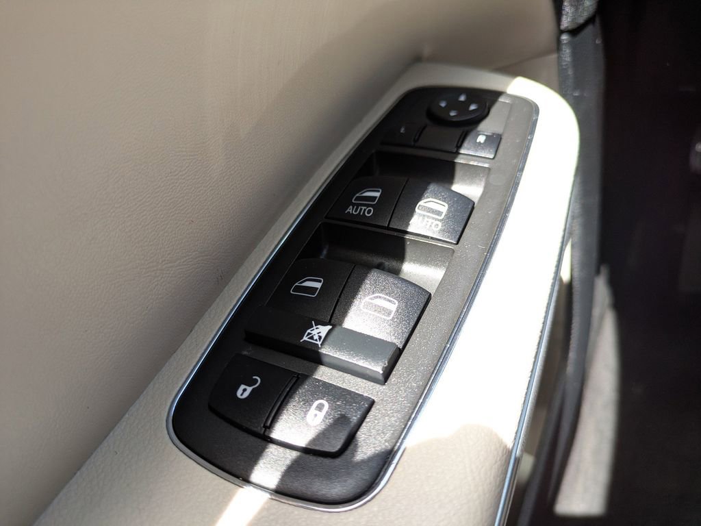 Used 2022 Chrysler 300 Touring RWD image 21