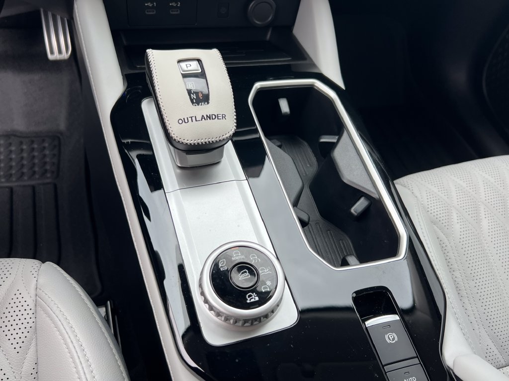 Used 2025 Mitsubishi Outlander AWD image 32