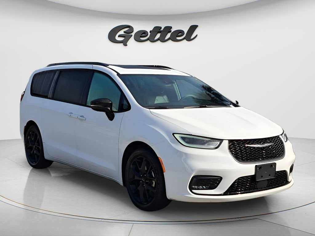 Used 2025 Chrysler Pacifica Limited image 2