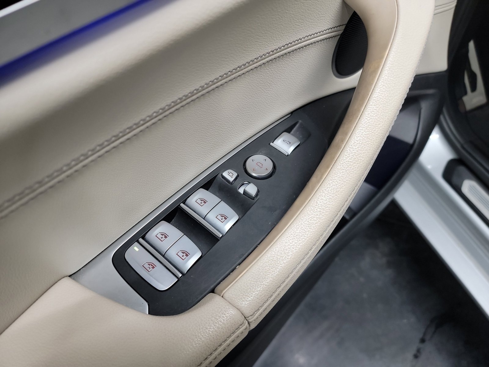 Used 2021 BMW X4 xDrive30i w/ M Sport Package image 11