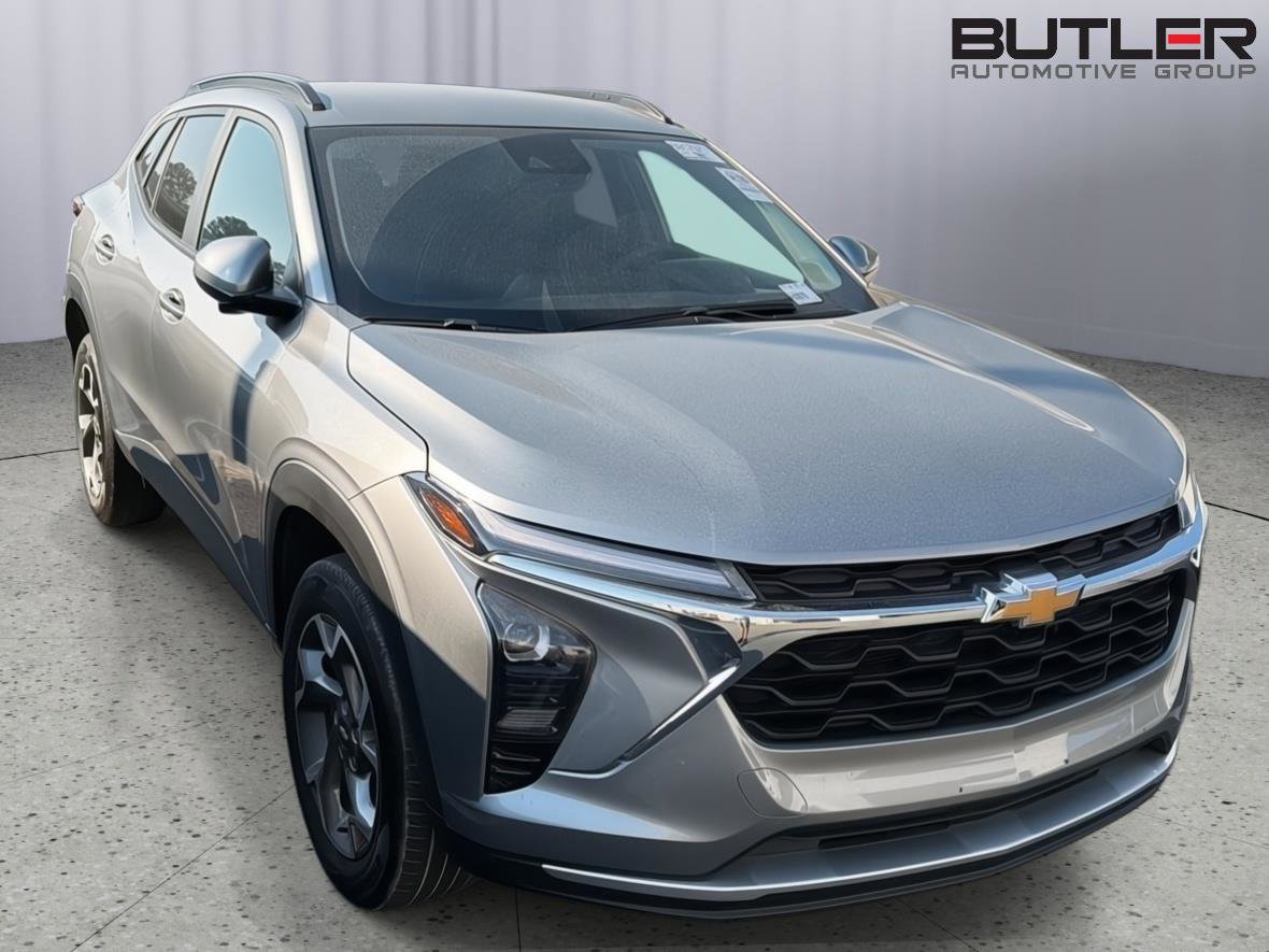 Used 2025 Chevrolet Trax LT FWD image 6