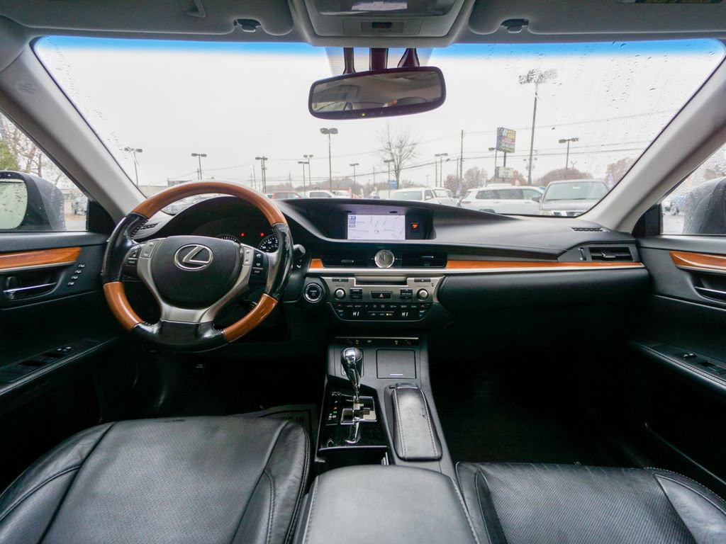 Used 2014 Lexus ES 300h w/ Luxury Package w/Bamboo Trim image 2