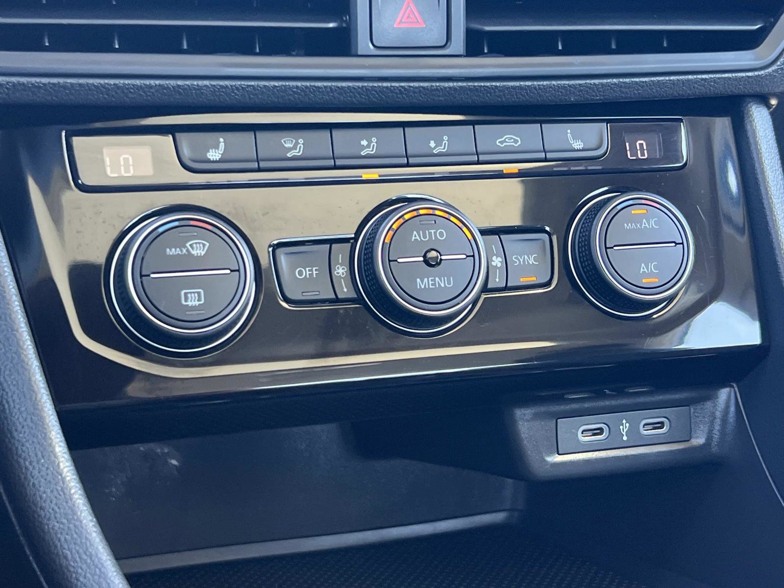 Used 2024 Volkswagen Jetta SE w/ Panoramic Sunroof Package image 15