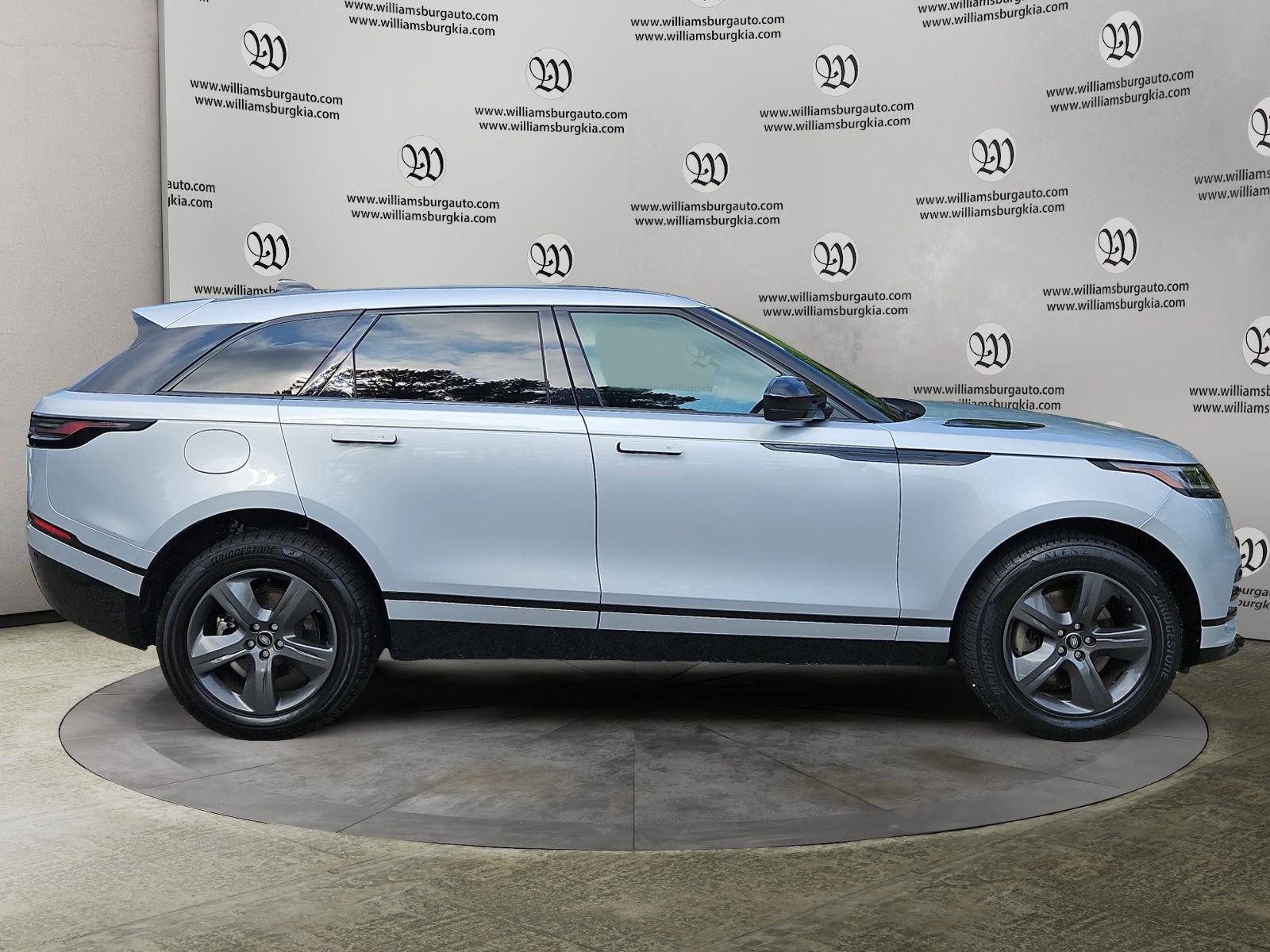 Used 2025 Land Rover Range Rover Velar Dynamic SE AWD/4WD image 6
