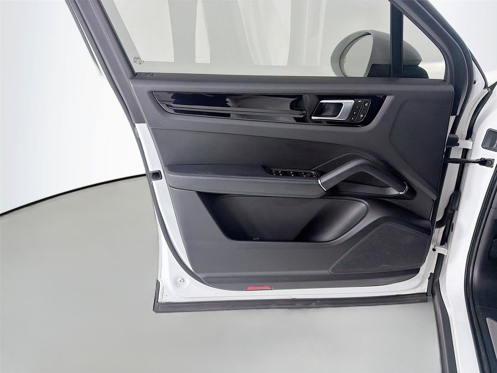 Certified 2023 Porsche Cayenne Platinum Edition AWD/4WD image 6