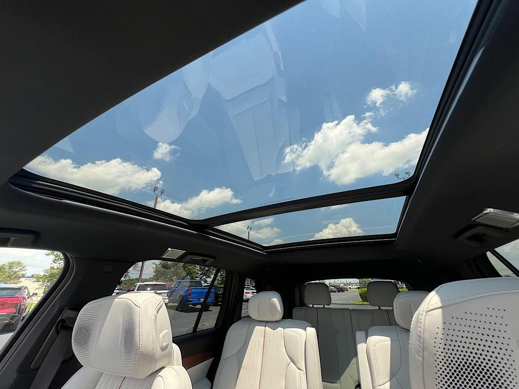 New 2026 Cadillac Vistiq Sport w/ LPO, Floor Liner Package image 27