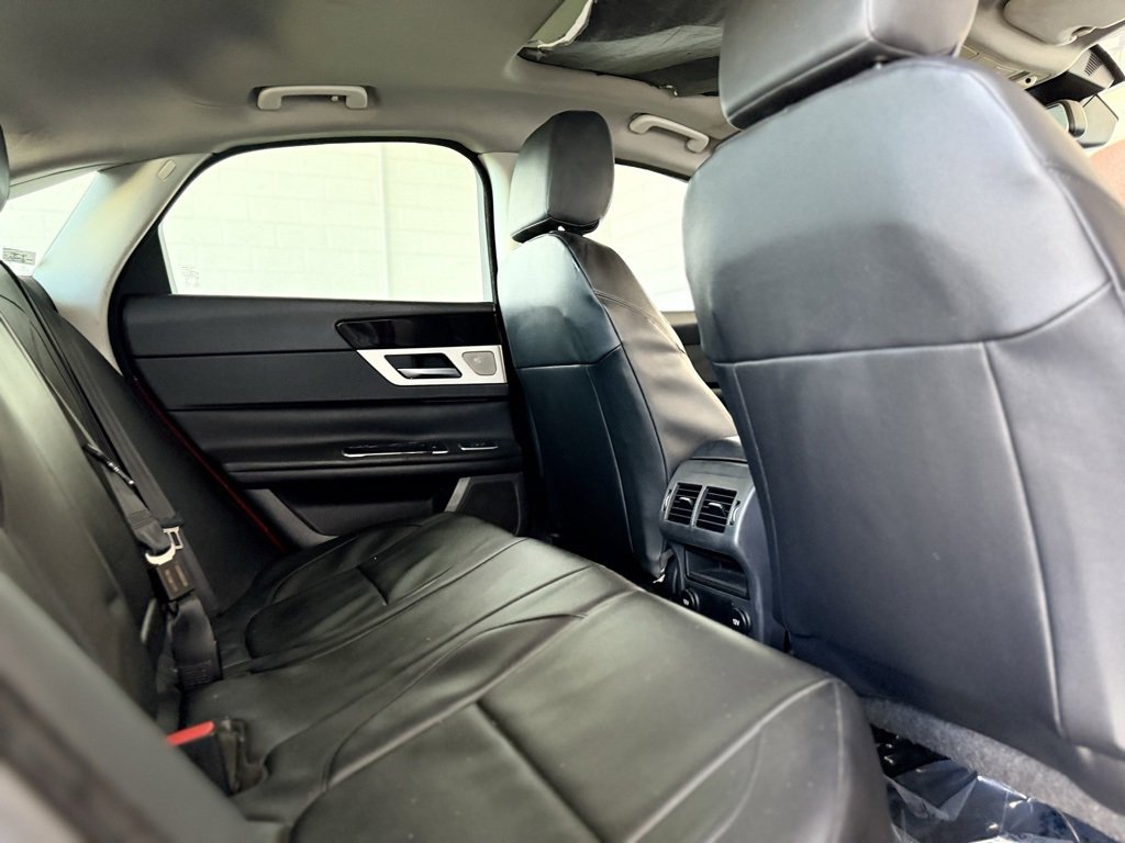 Used 2017 Jaguar XF Premium image 20