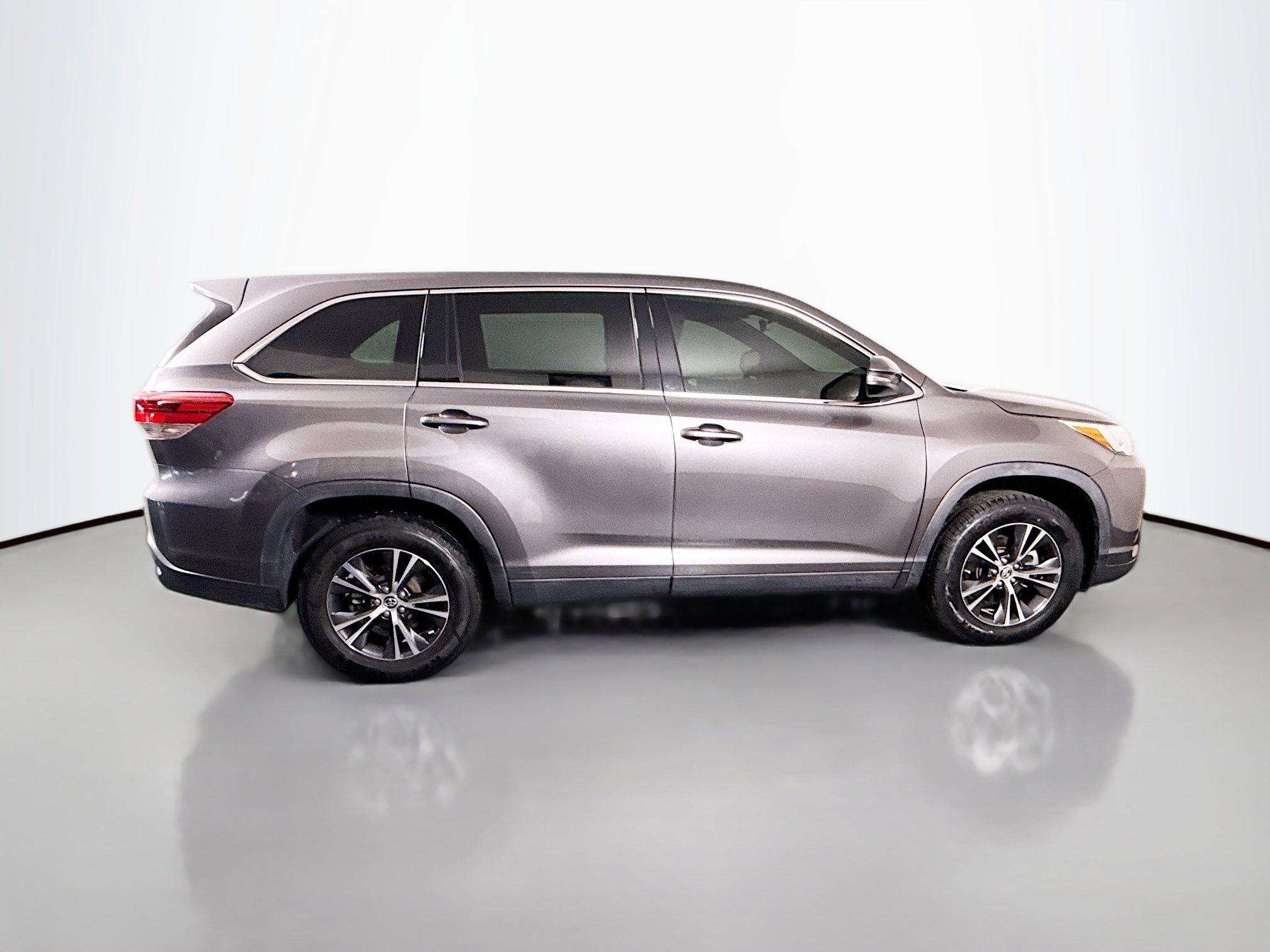 Used 2019 Toyota Highlander LE image 11