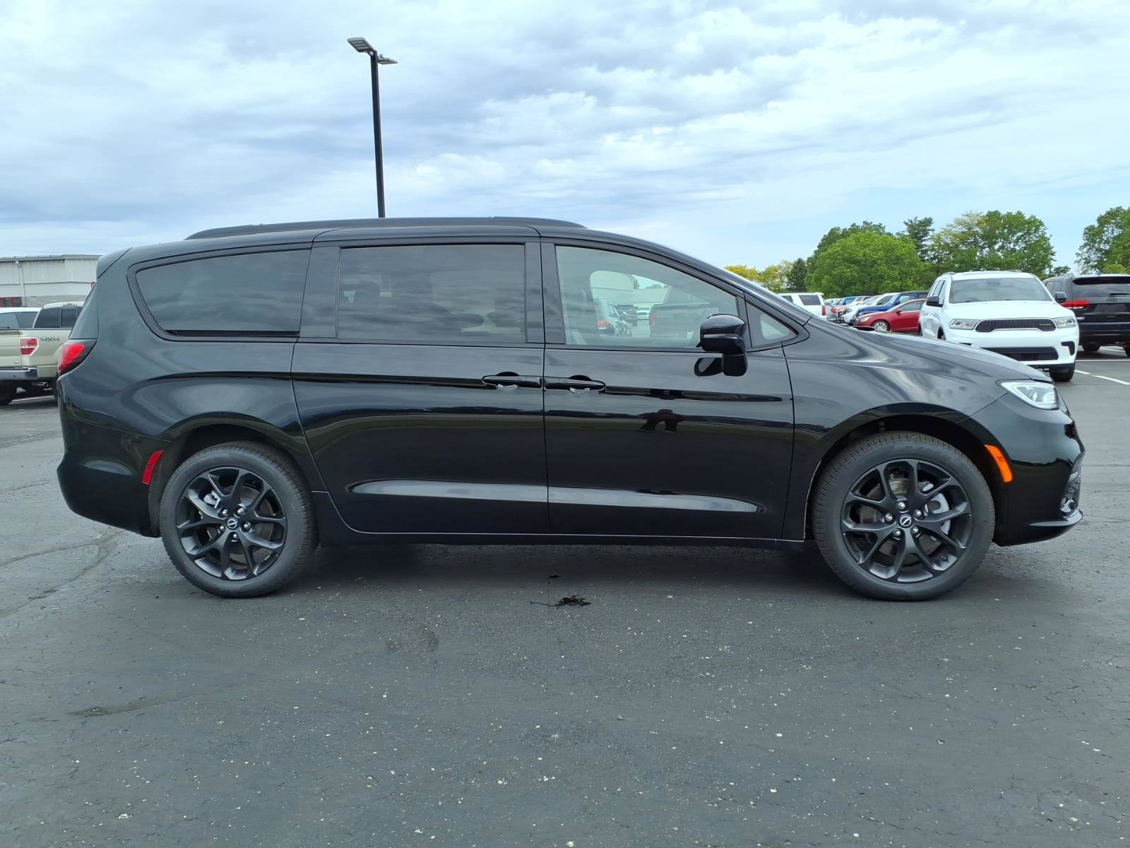 New 2026 Chrysler Pacifica Select w/ S Appearance Package AWD/4WD image 6