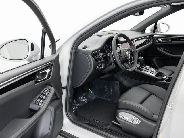 Certified 2025 Porsche Macan image 6