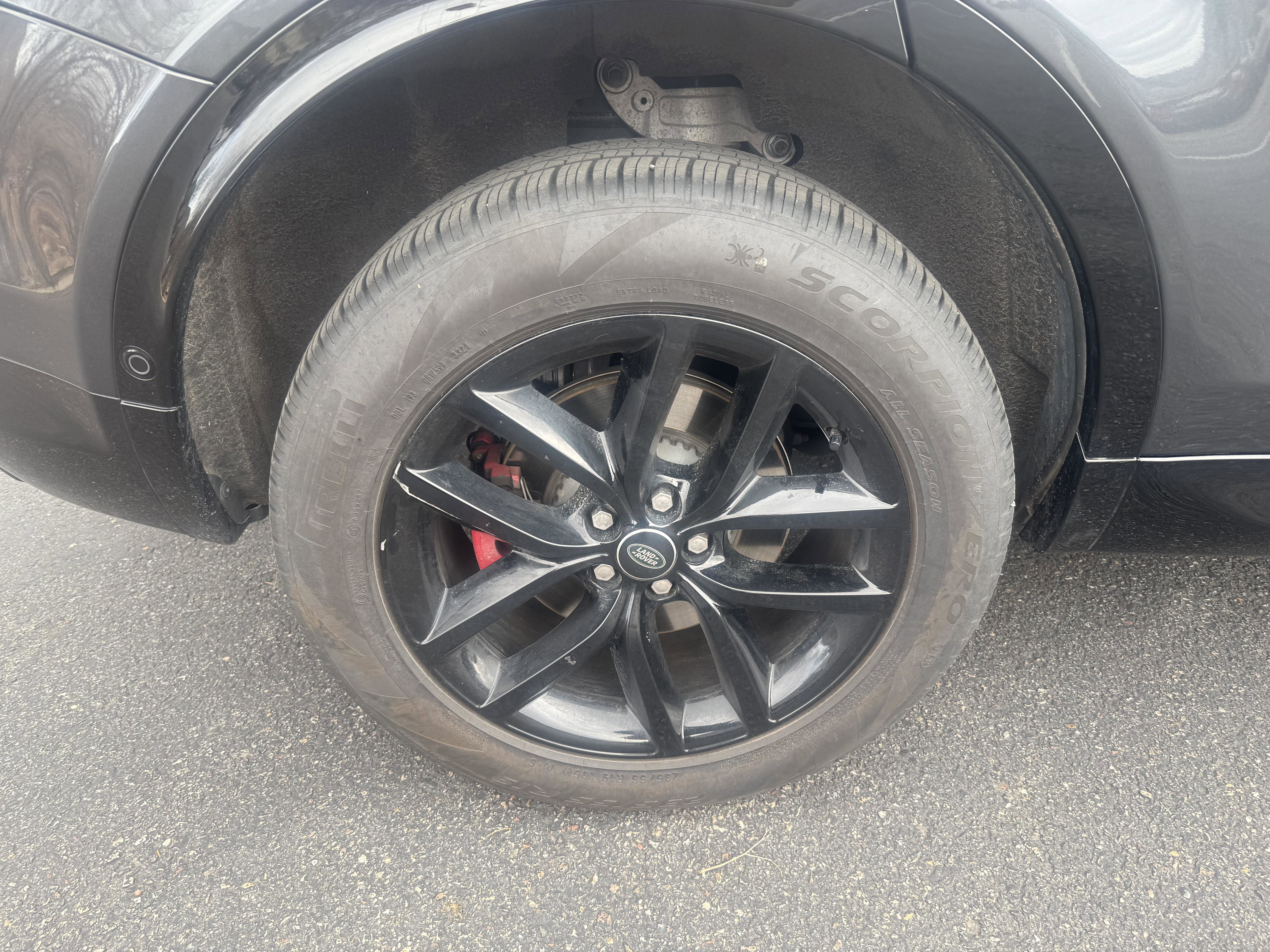 Used 2025 Land Rover Discovery Sport Dynamic SE image 4