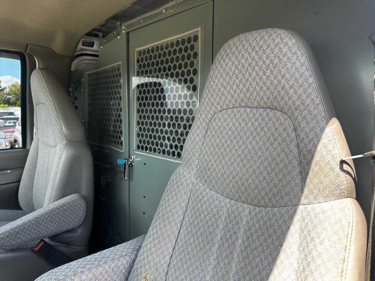 Used 2001 Chevrolet Express 1500 RWD image 12