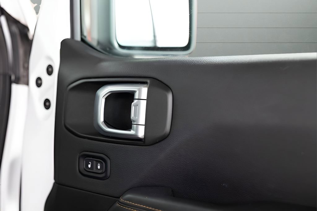 Used 2025 Jeep Wrangler Unlimited Sahara AWD/4WD image 91