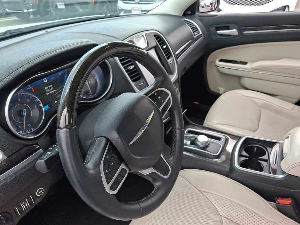 Used 2018 Chrysler 300 Limited image 24