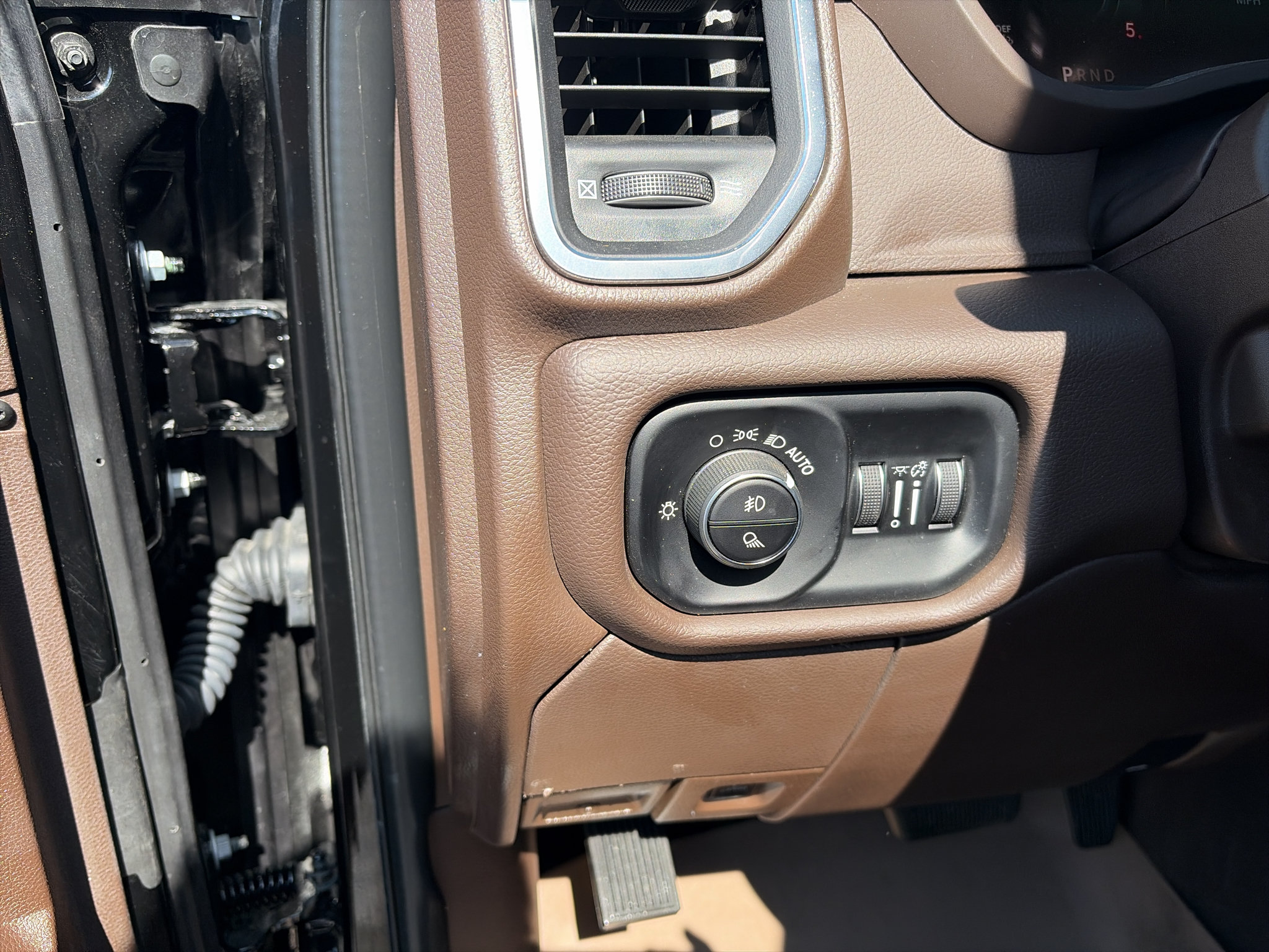 Used 2025 RAM 3500 Laramie AWD/4WD image 15