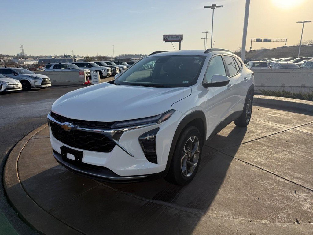 Used 2025 Chevrolet Trax LT w/ LT Convenience Package image 10