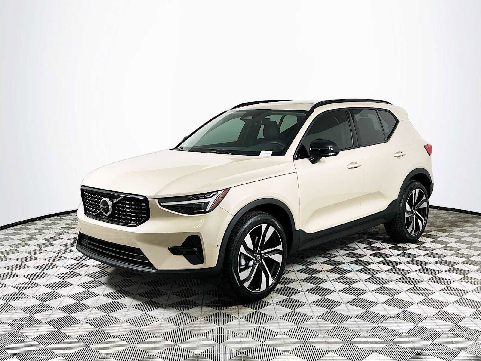 Used 2025 Volvo XC40 B5 Plus w/ Climate Package image 3