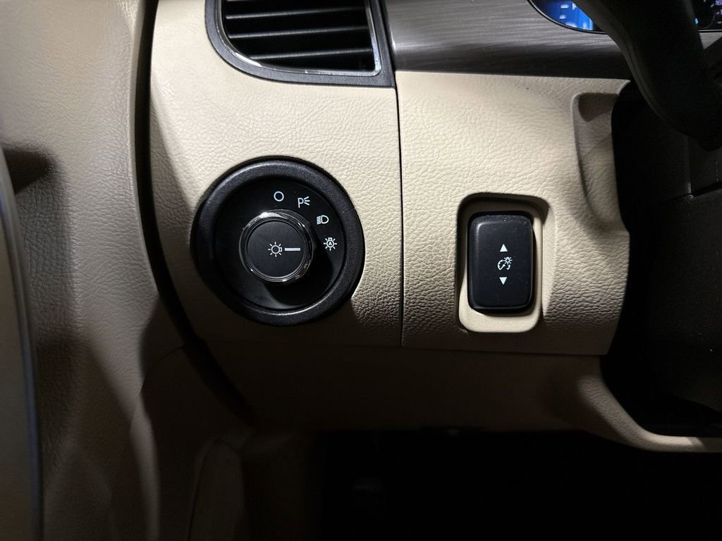 Used 2018 Ford Taurus SEL w/ Equipment Group 201A image 19