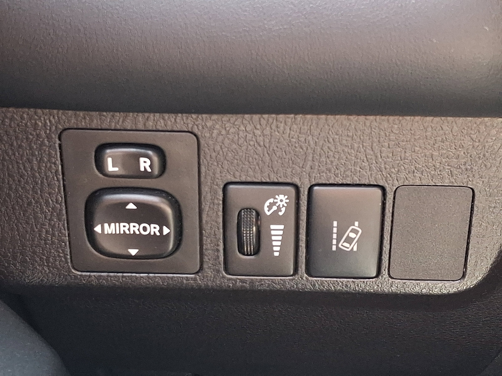 Used 2018 Toyota RAV4 XLE AWD/4WD image 24
