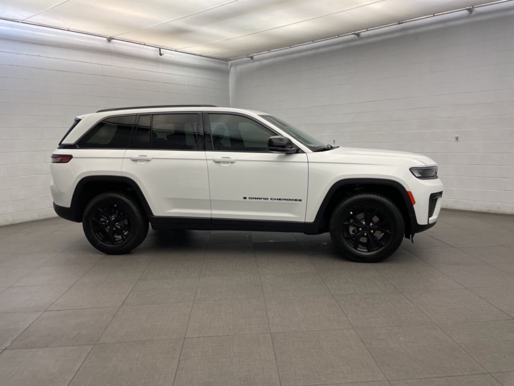 New 2026 Jeep Grand Cherokee Altitude RWD image 2