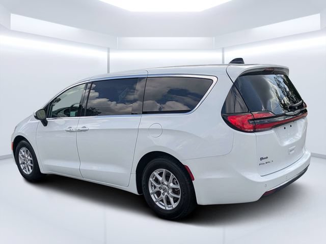 Used 2023 Chrysler Pacifica Touring-L FWD image 5