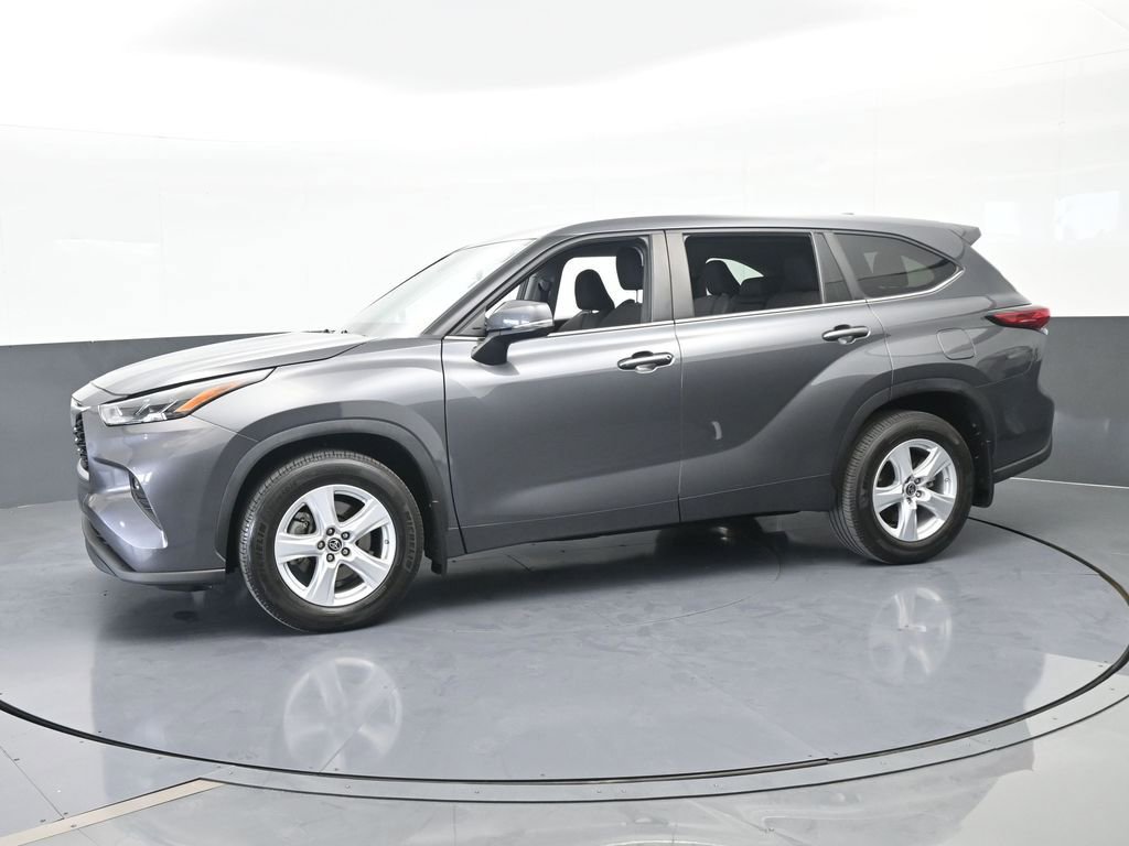 Used 2023 Toyota Highlander LE image 2