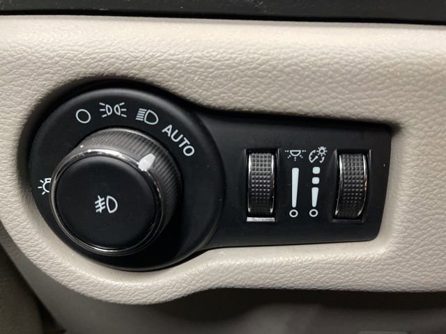 Used 2023 Chrysler Pacifica Touring-L image 42