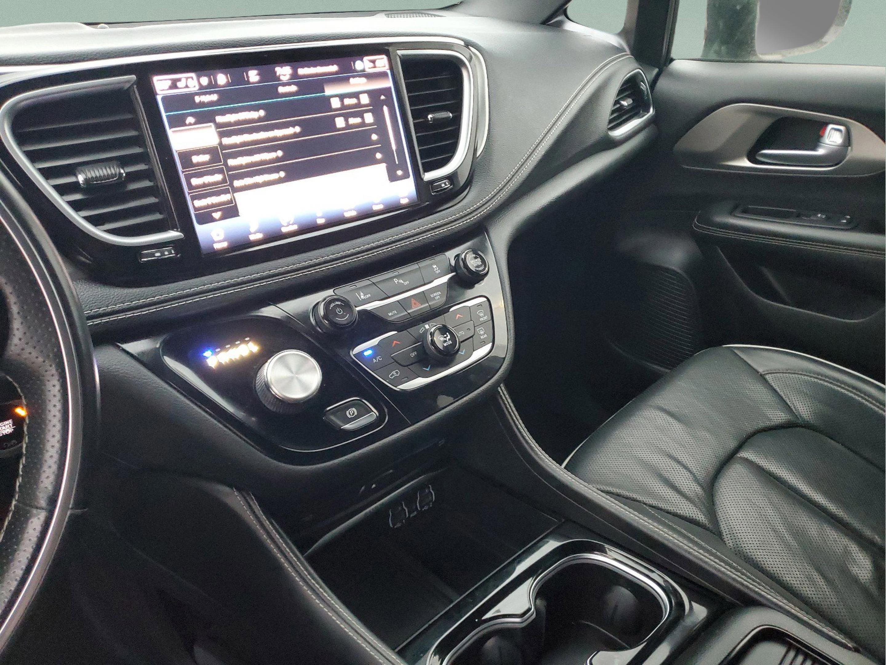 Used 2021 Chrysler Pacifica Limited w/ Uconnect Theater Family Group image 8