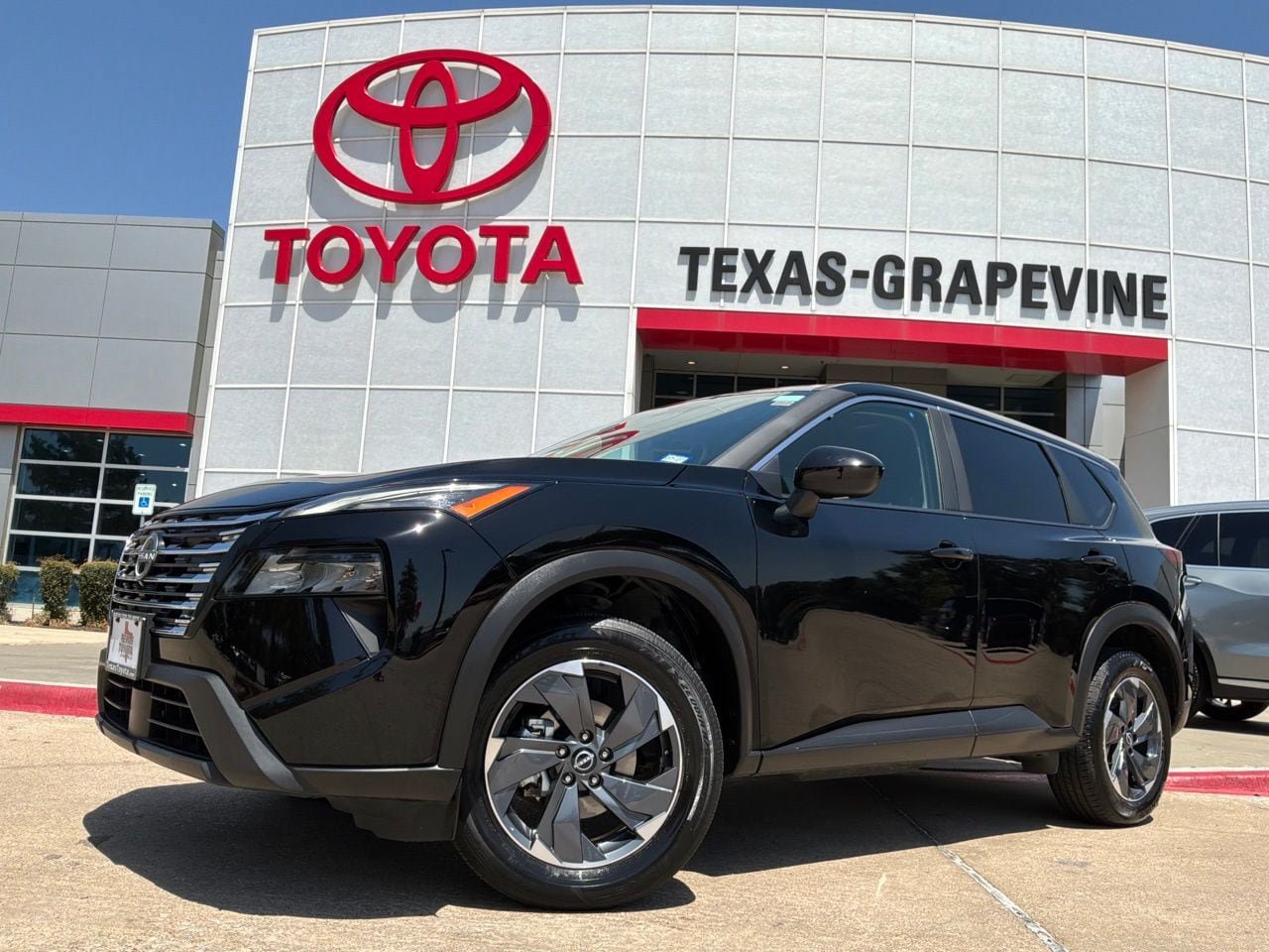 Used 2026 Nissan Rogue SV FWD image 2