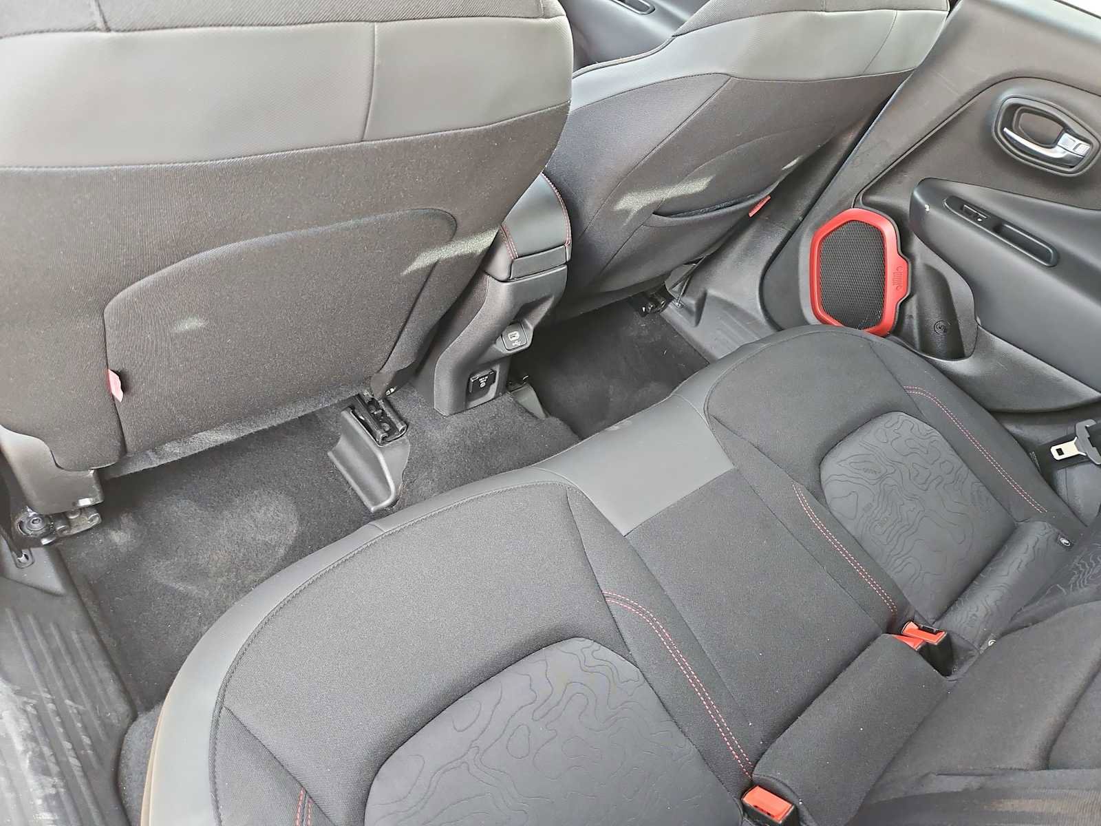 Used 2018 Jeep Renegade Trailhawk w/ Cold Weather Group II image 18