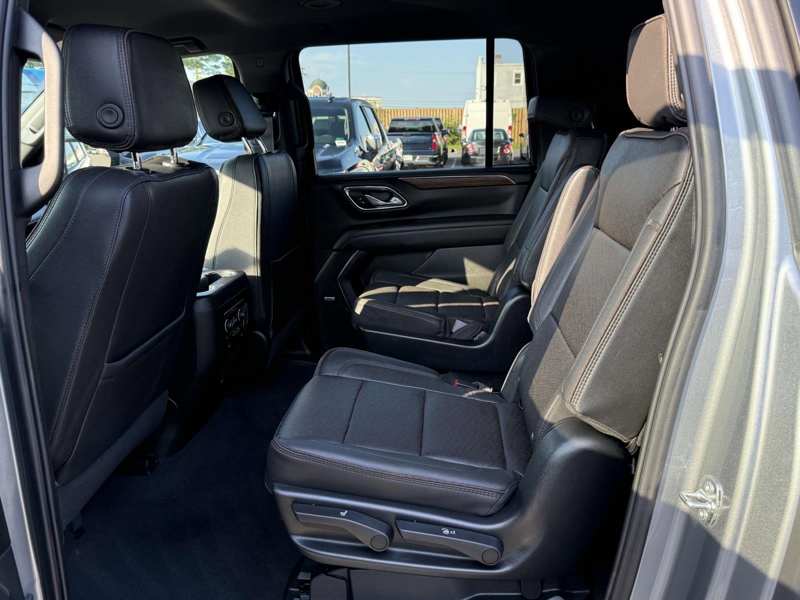 Used 2023 Chevrolet Suburban High Country image 25