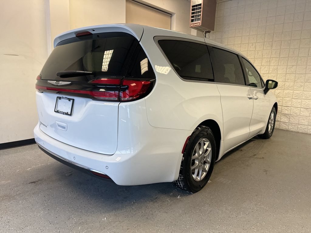 Used 2023 Chrysler Pacifica Touring-L FWD image 47