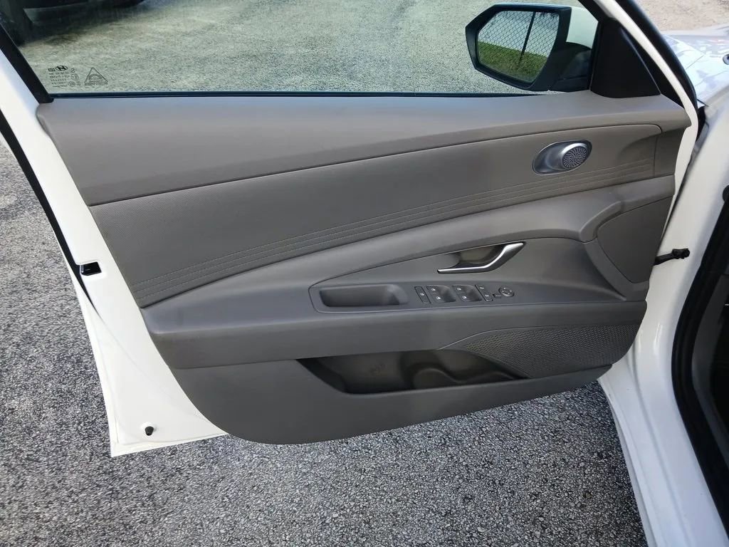 Used 2021 Hyundai Elantra Blue image 7