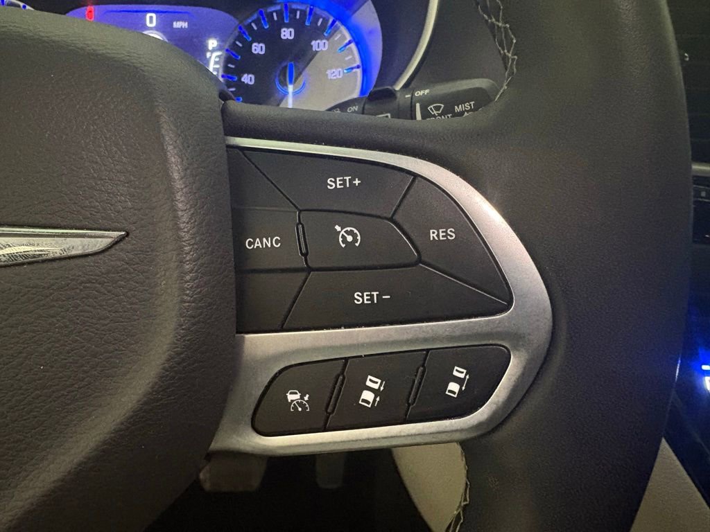 Used 2023 Chrysler Pacifica Touring-L FWD image 8