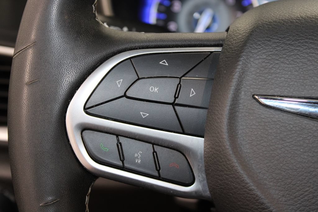 Used 2025 Chrysler Pacifica Select FWD image 36