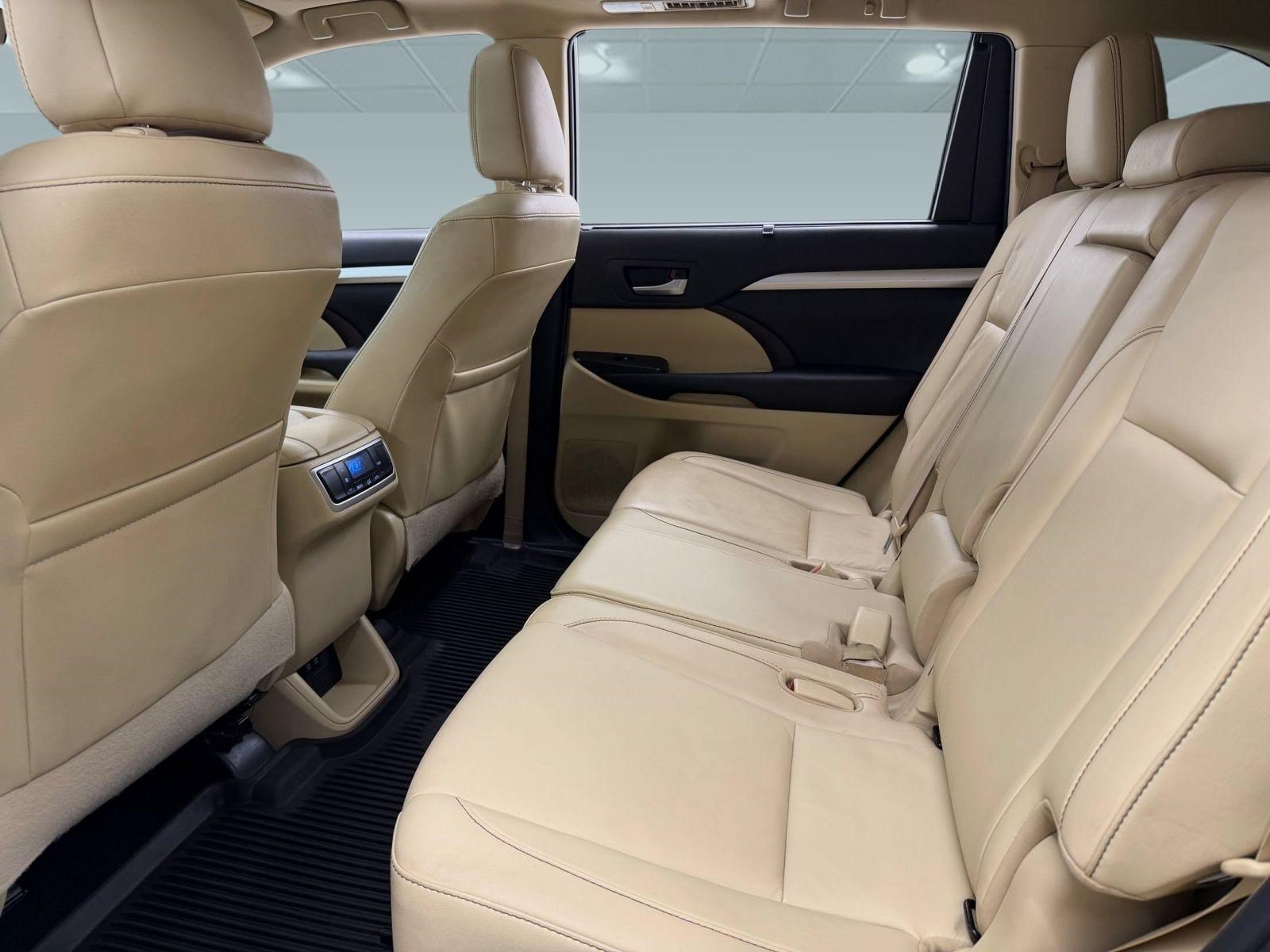 Used 2019 Toyota Highlander XLE AWD/4WD image 24