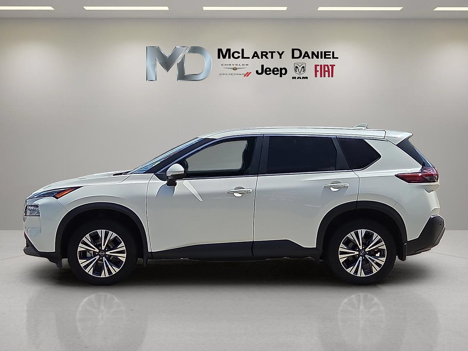Used 2023 Nissan Rogue SV FWD image 3