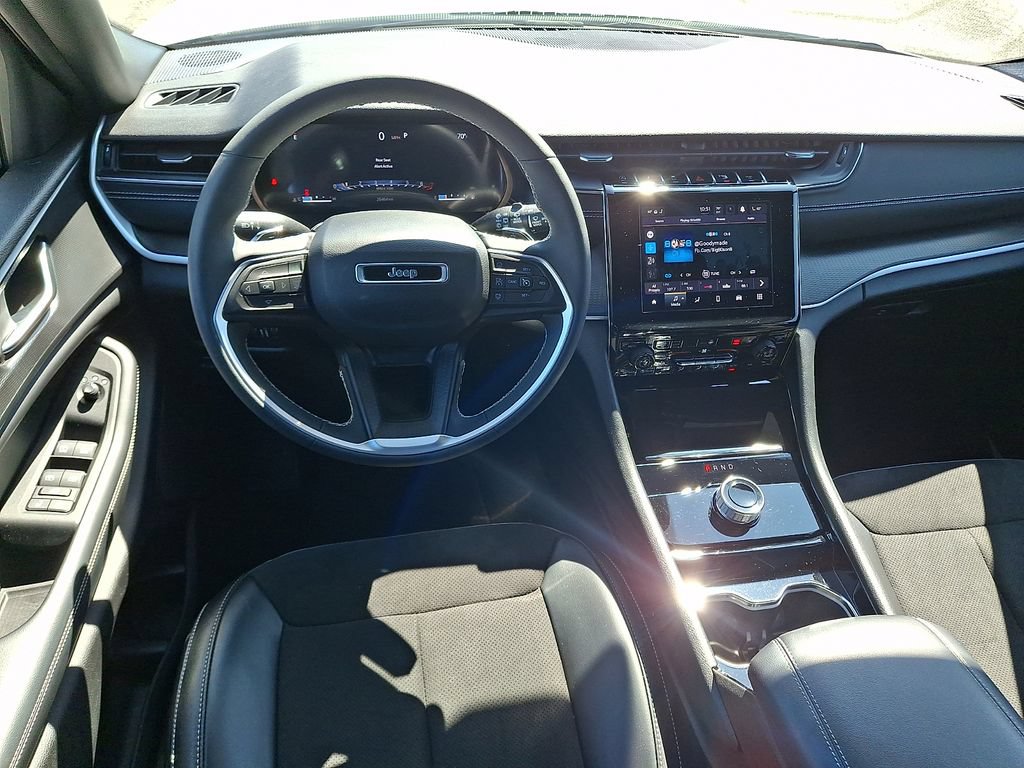 Used 2023 Jeep Grand Cherokee L Laredo AWD/4WD image 2