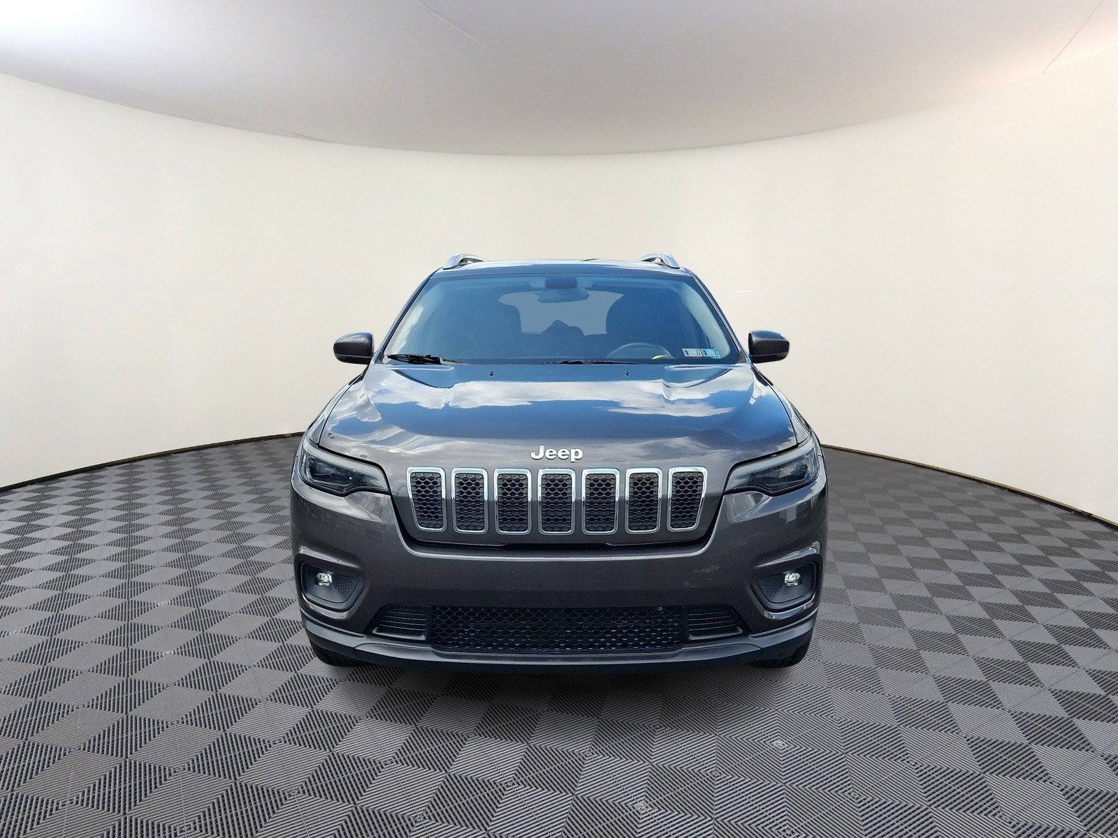Used 2019 Jeep Cherokee Latitude Plus w/ Cold Weather Group AWD/4WD image 2