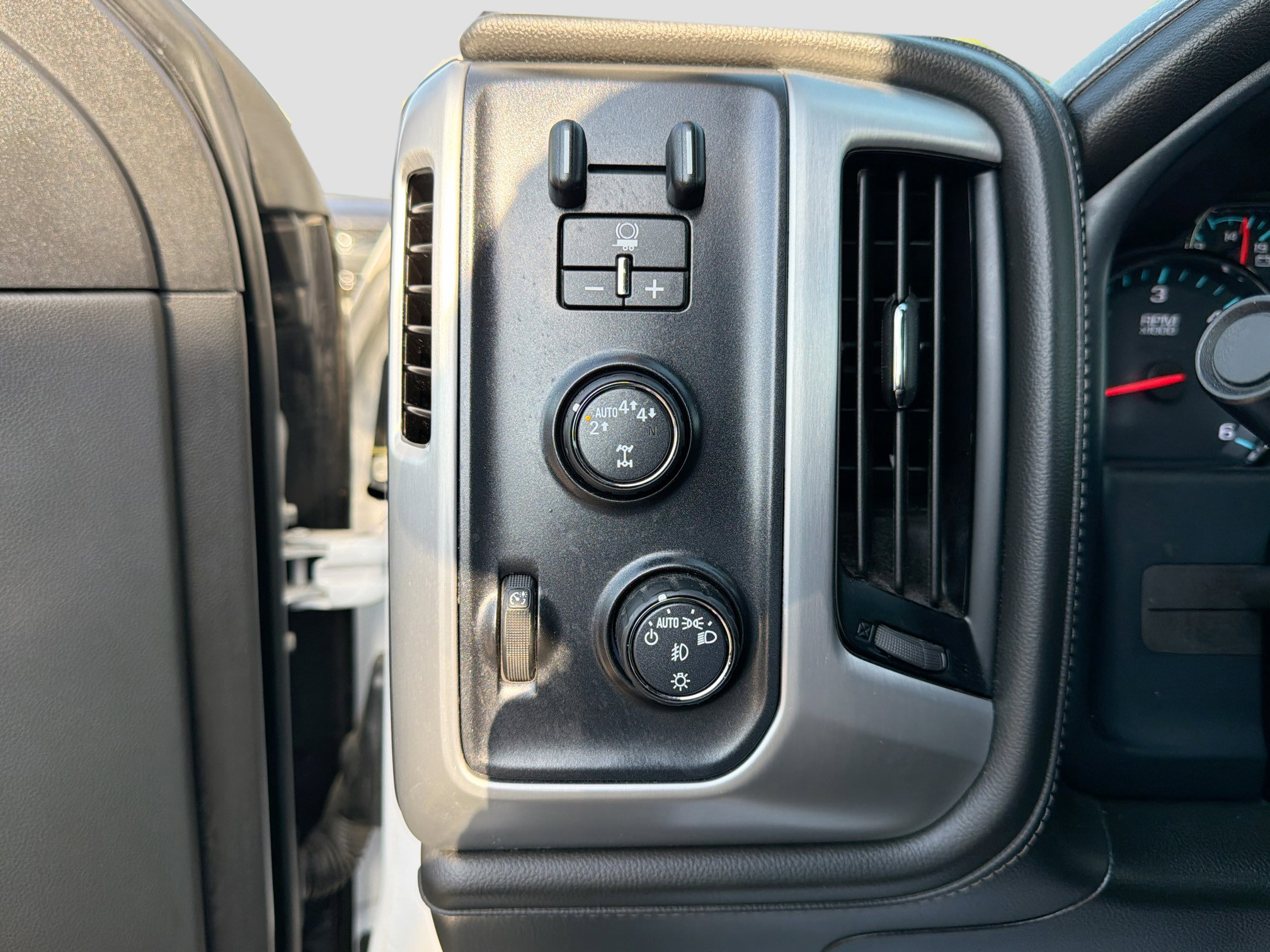 Used 2018 GMC Sierra 1500 SLT image 33