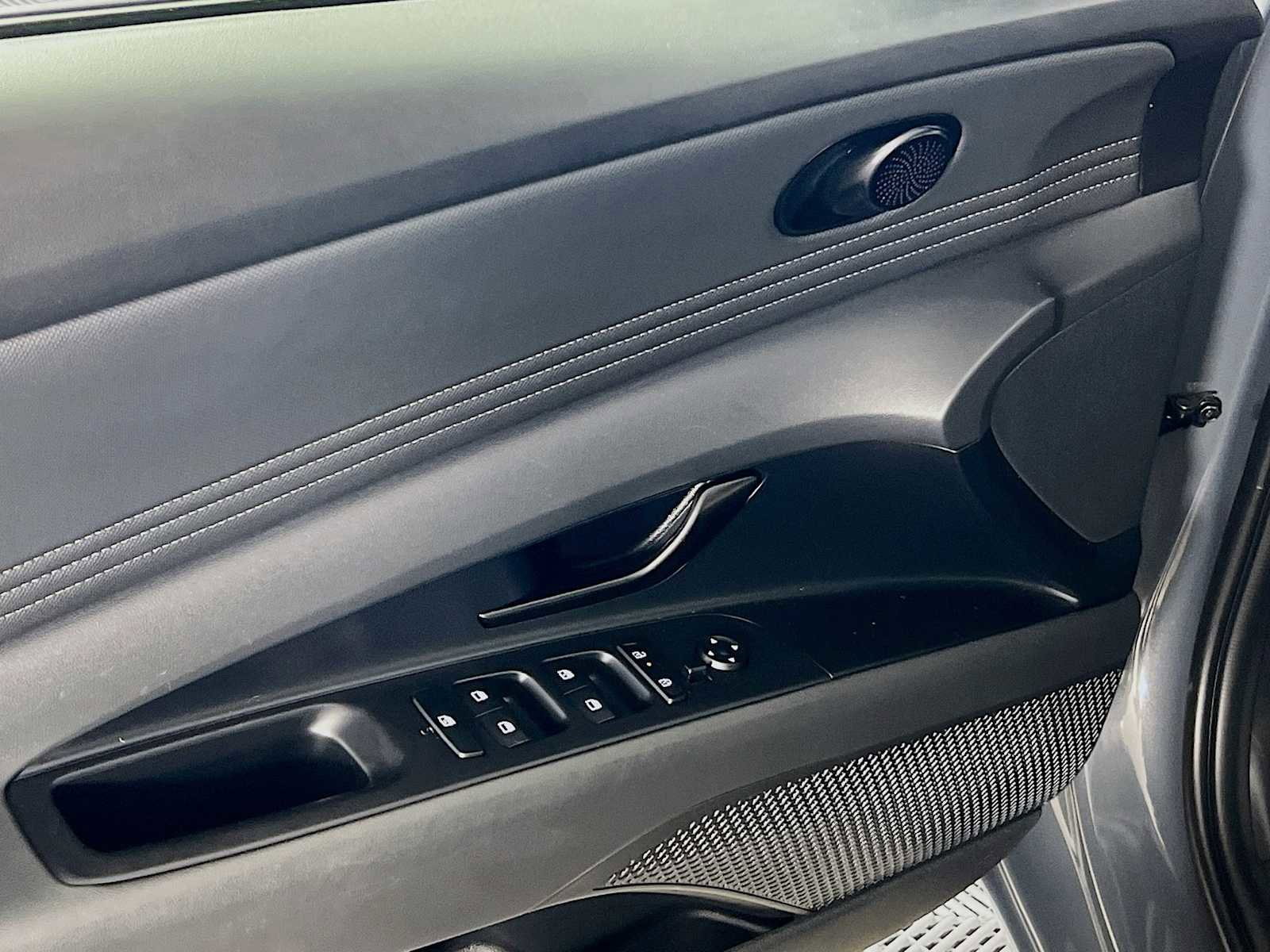 Certified 2025 Hyundai Elantra Sport image 17