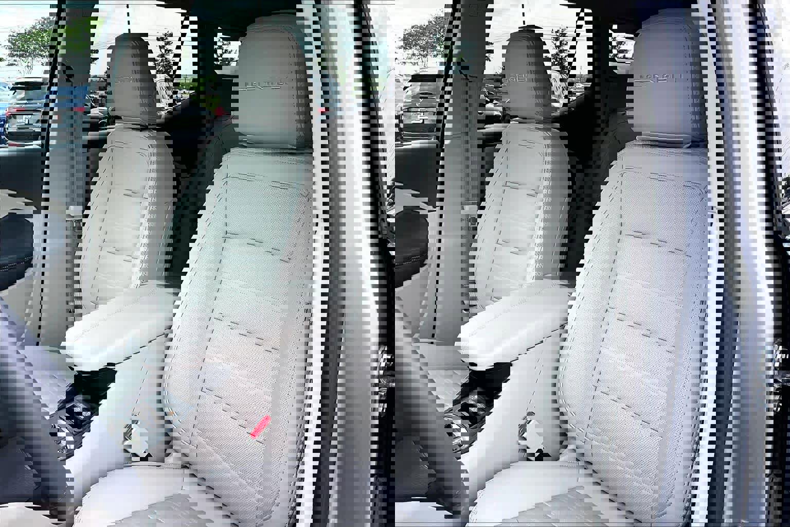 Used 2024 GMC Terrain Denali w/ Denali Premium Package AWD/4WD image 8