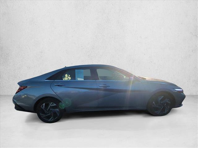 Used 2025 Hyundai Elantra Limited image 4