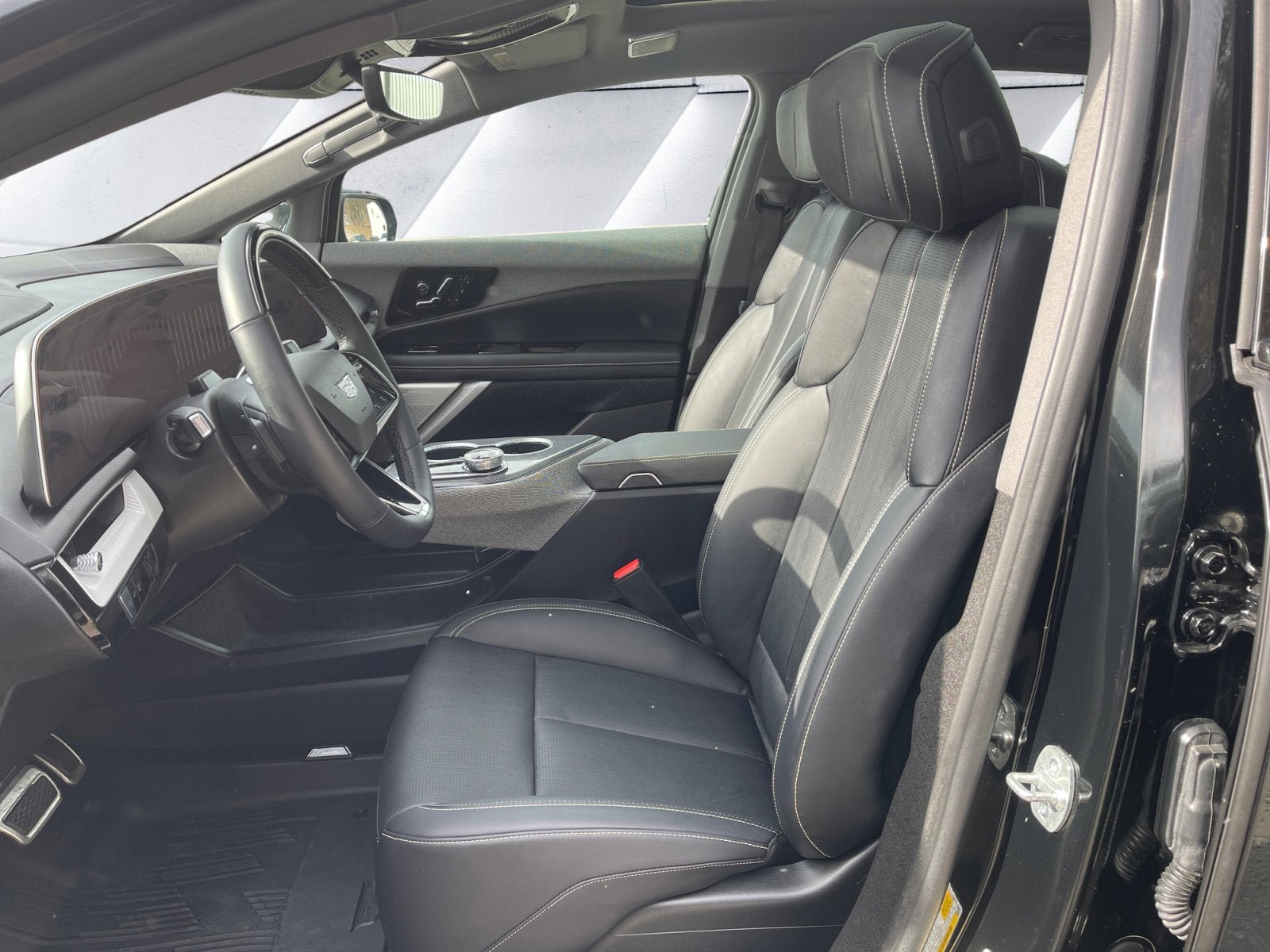 Used 2025 Cadillac Optiq Luxury 2 w/ LPO, Floor Liner Package AWD/4WD image 10