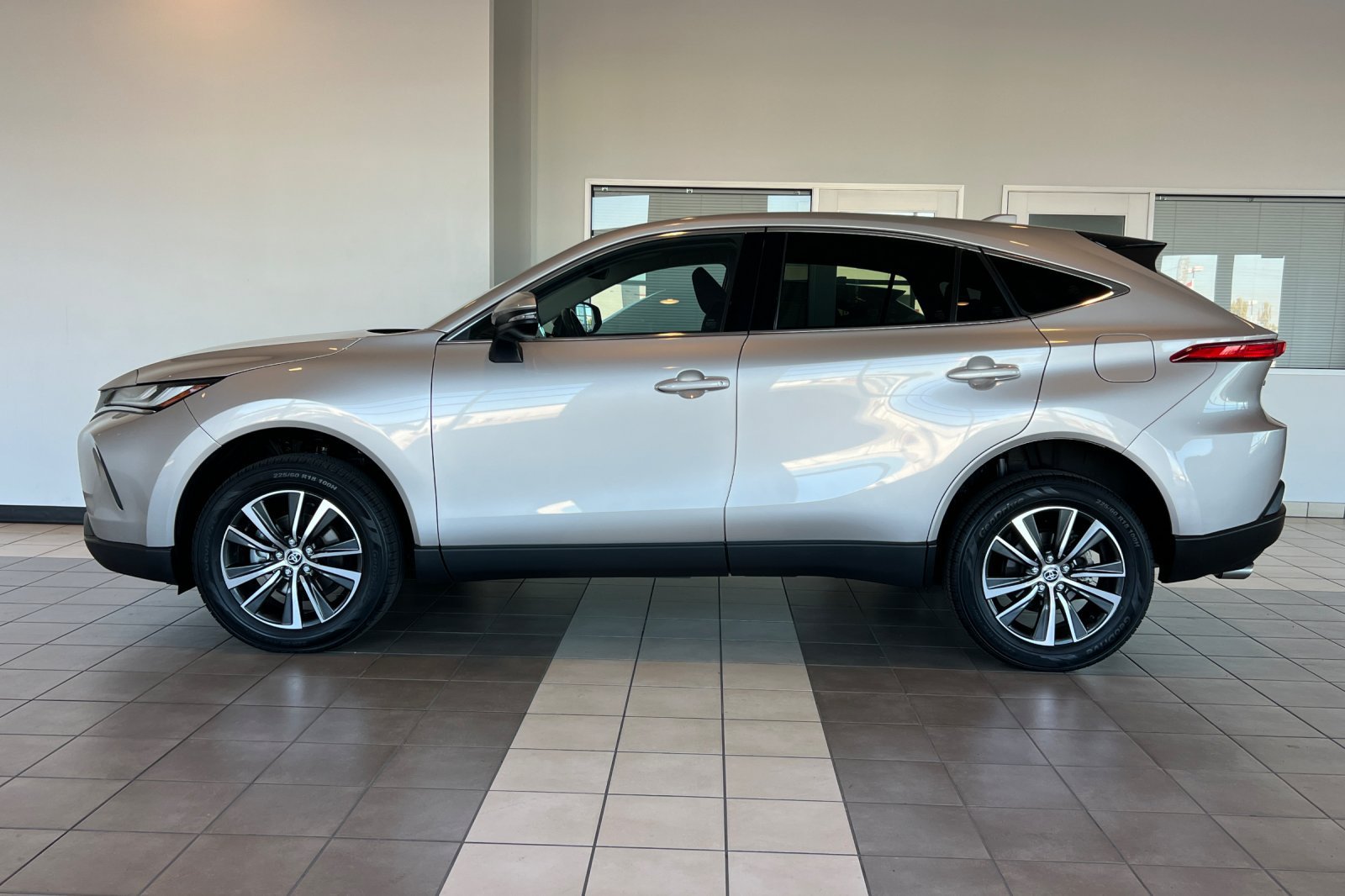 Certified 2024 Toyota Venza LE AWD/4WD image 7