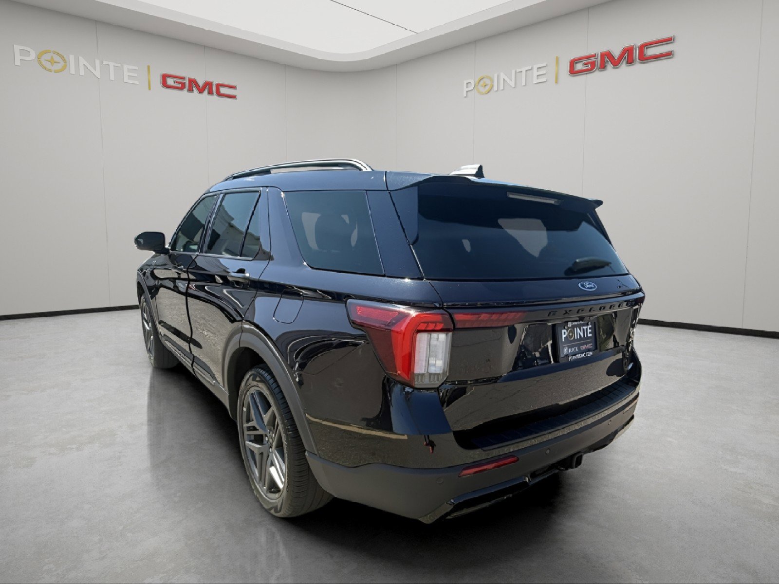 Used 2025 Ford Explorer ST-Line w/ ST-Line Street Pack image 7