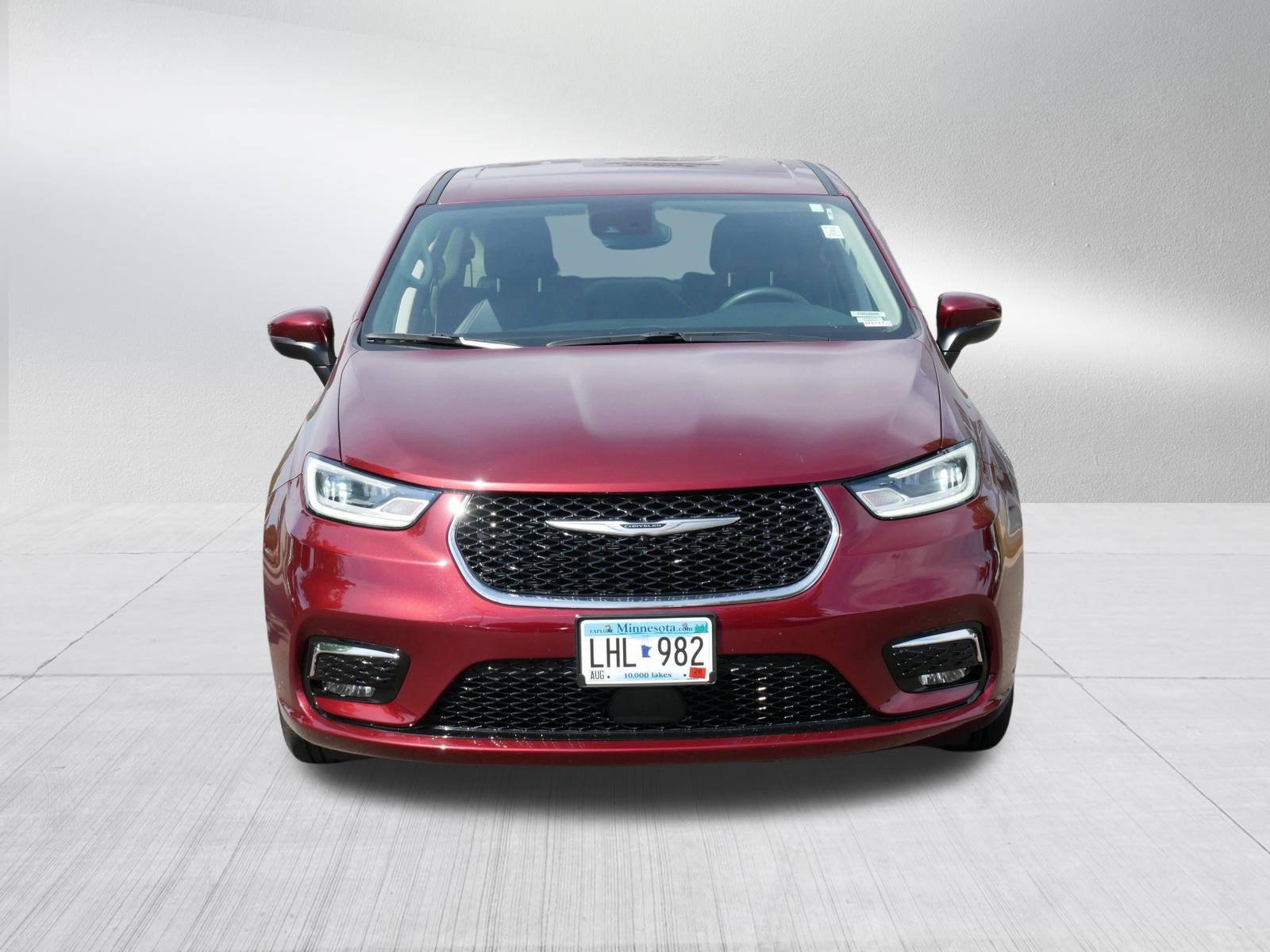 Used 2023 Chrysler Pacifica Touring-L FWD image 2