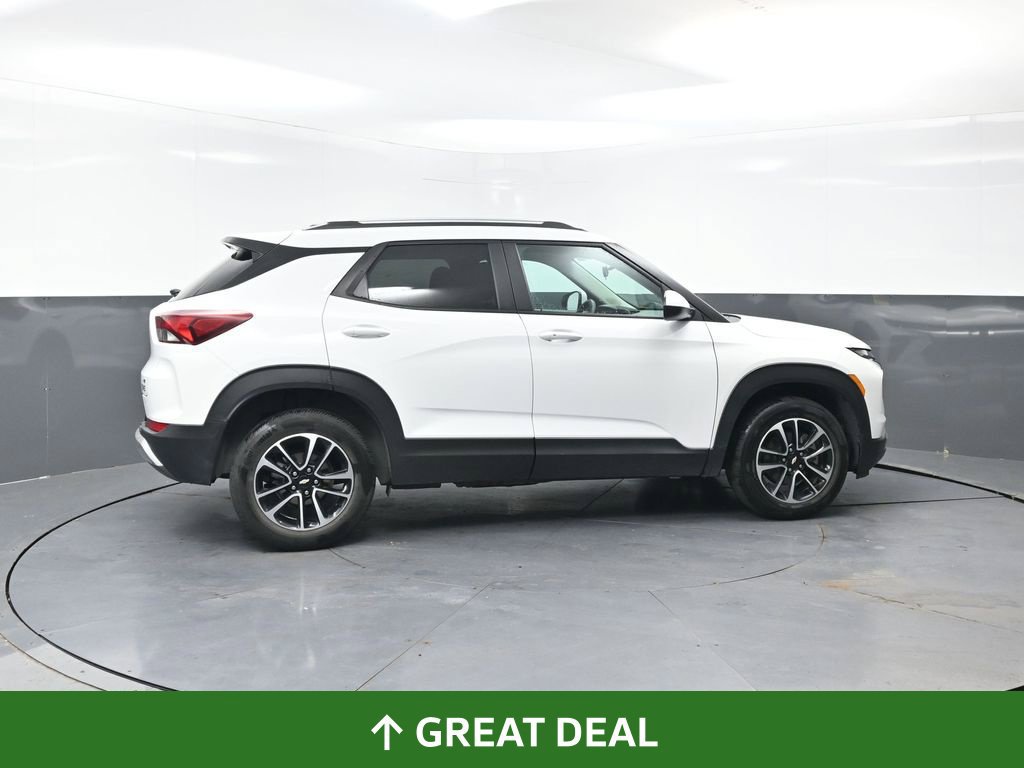 Used 2025 Chevrolet TrailBlazer LT AWD/4WD image 2