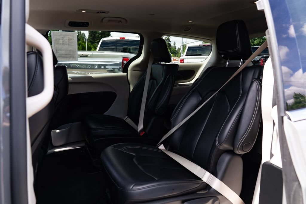 Used 2023 Chrysler Pacifica Touring-L FWD image 19